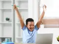 Niño celebra con un lápiz y papel, ¡cosas que dan suerte para un examen!