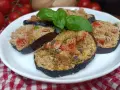 Melanzane ripiene in friggitrice ad aria, un piatto gustoso e leggero. Pomodorini, capperi e basilico per un ripieno saporito.