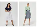 Dwie kobiety prezentują eleganckie stylizacje. Jedna w granatowej bluzce i białej spódnicy, druga w zielonej koszuli i niebieskiej spódnicy. To inspiracja, jak stworzyć odpowiedni dress code.