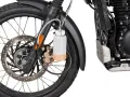 Przygotowanie motocykla do jazdy: odpowietrzanie hamulców z ABS. Widać koło, tarczę hamulcową i zbiorniczek z płynem.