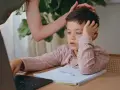 Chłopiec zrezygnowany, gdy dziecko nie chce się uczyć. Rodzic próbuje go pocieszyć, ale bezskutecznie. Może potrzebna pomoc psycholog?