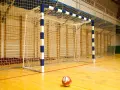 Piłka ręczna inaczej? Bramka na hali sportowej czeka na akcję.