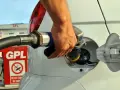 Rifornimento GPL in autostrada. Mano che inserisce la pistola nel serbatoio dell'auto.