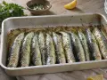 Sardinas al horno recién salidas del horno, con perejil picado y un toque de limón. ¡Un plato delicioso y saludable!