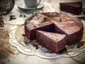 Ein saftiger Schokokuchen mit glänzender Glasur, ein Stück herausgeschnitten. Perfekt für ein Schokokuchen Rezept.