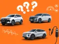 Trzy białe SUV-y, w tym omoda hybryda, na pomarańczowym tle z ikonami i ładowarką.