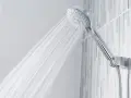 Doccia cromata con getti d'acqua. Il mio scaldabagno fischia quando apro acqua fredda, un suono strano.