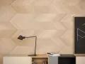 Ściana z ryflowanej terakoty w jodełkę, z nowoczesną lampką i książkami. To właśnie terakota, co to za materiał?
