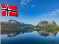 Norweska flaga powiewa nad jeziorem, odbijając się w wodzie. Czy do Norwegii potrzebny jest paszport? Piękne góry w tle.