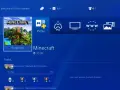 Ekran PlayStation z grą Minecraft. Możliwość gry z innymi graczami dzięki funkcji **minecraft cross play**.