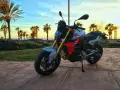 BMW F900R na tle palem i zachodzącego słońca. Idealny motocykl na wakacyjne przejażdżki.
