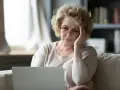 Zmartwiona wdowa po 50. roku życia szuka informacji o rencie rodzinnej online.