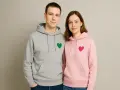 Szara bluza z zielonym sercem dla męża i różowa bluza z różowym sercem dla żony. Idealny komplet dla zakochanych.