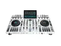 Profesjonalny kontroler DJ Denon DJ PRIME 4+ z ekranem dotykowym, dwoma talerzami i padami.