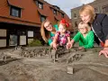 Rodzina odkrywa Bydgoszcz na makiecie Starego Miasta. Świetny pomysł, gdzie z dzieckiem w Bydgoszczy!
