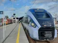 Nowoczesny pociąg PKP Intercity ED161 na peronie, obok innego pociągu.