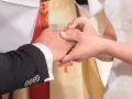 Para młoda wymienia obrączki podczas organizacji ślubu cywilnego.