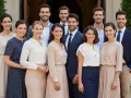 Elegancka grupa ludzi, która może posłużyć jako inspiracja, jak ubrać się do kościoła.