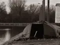 Namiot i sprzęt wędkarski nad jeziorem, idealne miejsce na kemping Polska.