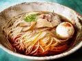 Miseczka aromatycznego ramenu z makaronem, jajkiem, mięsem i bambusem. Idealny przepis, jak zrobić ramen.
