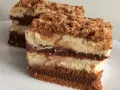 Szybkie ciasto z serkiem mascarpone, warstwowe, z czekoladowym kremem i kruszonką. Idealne na deser.