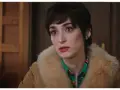 Una donna con un taglio di capelli corto e scuro, trucco marcato e un cappotto di pelliccia chiara. Le anticipazioni di Cuori 3 promettono colpi di scena.