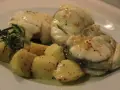 Rape a la plancha con patatas y romero. Un plato jugoso y aromático, listo para disfrutar.
