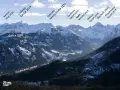 Widok na ośnieżone Tatry z nazwami szczytów: Lodowy, Gerlach, Baranie Rogi, Dolina Białej Wody.