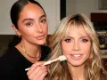 Maquilladora aplica producto para lograr un efecto glow cara radiante en modelo.