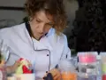 Jak położyć opłatek na tort bez żelu? Poznaj sprawdzone triki!