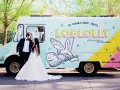 Para młoda pozuje przed lodziarnią Loblolly.