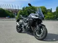 Szary motocykl Triumph Tiger Sport 660, gotowy do jazdy. Dane techniczne tego modelu zachwycają.