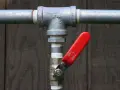 Instalacja gazowa z zaworem i uszczelnieniem wykonanym przy użyciu sznurka do uszczelniania rur.