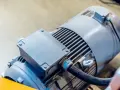 Silnik elektryczny, kluczowy element w serwisie hydroforów, gotowy do pracy.