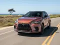 Nowy Lexus RX jedzie wzdłuż malowniczego wybrzeża.