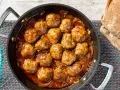 Polpette succulente in salsa, perfetti secondi natalizi sfiziosi. Accompagnate da pane rustico, un'esplosione di sapori.