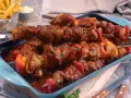 Herzhaftes Schaschlik im original Rezept-Stil, mit saftigem Fleisch, Paprika und Zwiebeln in würziger Sauce. Dazu knusprige Pommes.