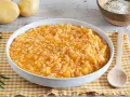 Un cremoso risotto con patate, arricchito da pepe nero e rosmarino fresco. Ingredienti semplici per un piatto confortante.