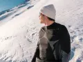 Uomo con berretto e maglia termica G-Heat, pronto per sciare. L'abbigliamento giusto è fondamentale per godersi la neve.