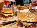 Skąd naprawdę pochodzi hamburger? Odkryj jego europejskie korzenie.