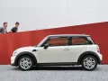Biały Mini Cooper 1.6 120 KM, z dwoma mężczyznami w tle. Czy są jakieś wady?