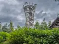 Nowoczesna wieża widokowa na Borowej, otoczona zielenią, zaprasza na górę.