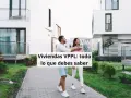 Pareja joven admira viviendas VPPL, todo lo que debes saber sobre estas casas.