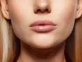Labios rosados y suaves, perfectos para aprender como hidratar los labios y lucir una sonrisa radiante.