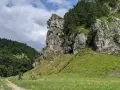 Dolina Kobylańska zachwyca skalnymi formacjami i zielonymi zboczami. Na ścieżce rowerzyści, a na skałach wspinacze.