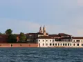 Edifici storici sul canale, tra cui una chiesa con due campanili, che un tempo ospitavano il museo del manicomio di Venezia.