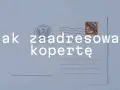 Jak zaadresować kopertę? Na zdjęciu biała koperta z polskim znaczkiem pocztowym i orłem.