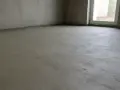 Świeżo wylana posadzka cementowa, gotowa na dalsze prace. Zastanawiasz się, ile cementu na m2?