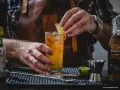 Barman kończy przygotowywać drinka na tequili, dodając plasterek limonki.