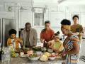 Une famille prépare un repas ensemble, partageant des moments précieux. Les ingrédients sont disposés sur le comptoir, comme un trésor **réduit aux acquets** de leur amour.